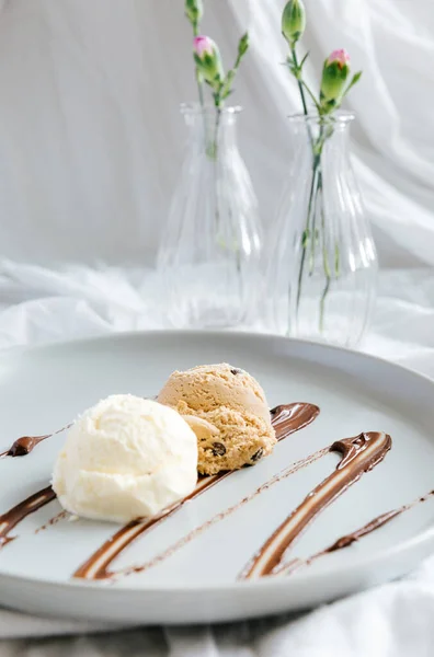 Два Мороженых Тарелке Шоколадным Сиропом — стоковое фото