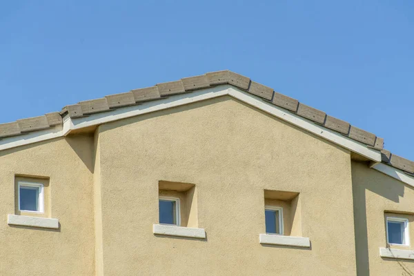 澄んだ空に対してガラス窓のある現代的な住宅ビルの垂直ショット — ストック写真