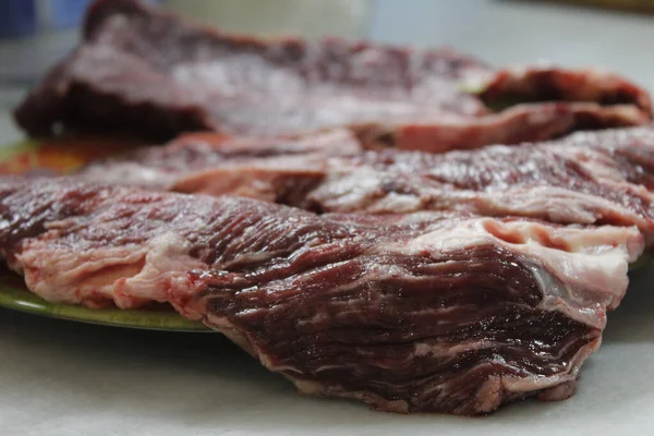 Primer Plano Rodajas Cerdo Crudo Plato Sobre Mesa Con Fondo —  Fotos de Stock