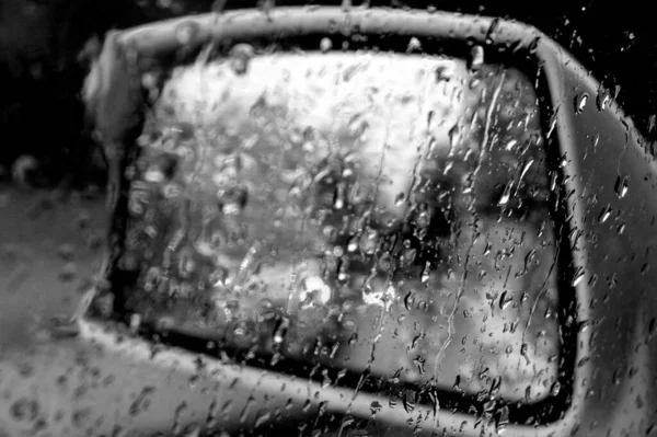 Tiro Escala Grises Lluvia Espejo Retrovisor Del Coche — Foto de Stock