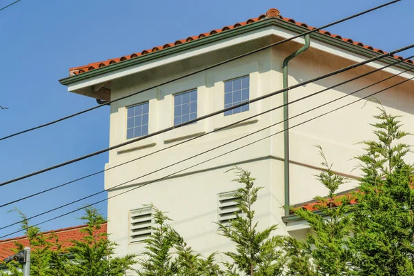 Una Vista Natural Moderno Edificio Residencial Con Líneas Eléctricas Hojas —  Fotos de Stock
