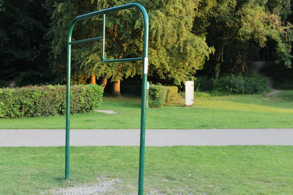 Pull Bar Verde Parco Coperto Verde Unde Luce Del Sole — Foto Stock