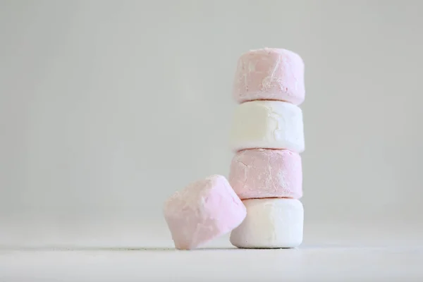 Bunt Läckra Rosa Och Vita Marshmallows Vanlig Vit Bakgrund — Stockfoto