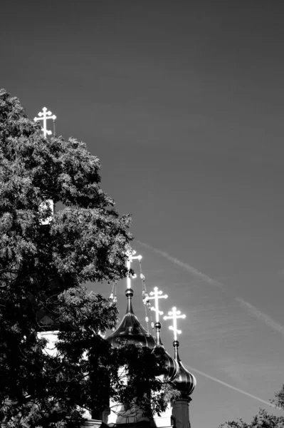 基督教十字架在东正教教堂圆顶上垂直的灰度镜头 — 图库照片