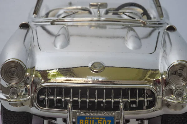 一种金属灰色的老式轿车模型前面的高角镜头 — 图库照片