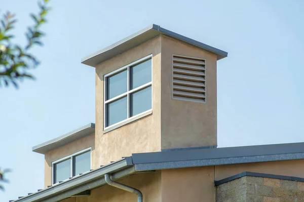 Una Casa Diseño Moderno Con Ventanas Cristal Bajo Cielo Despejado — Foto de Stock