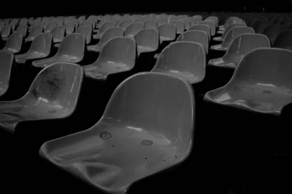 Graustufenaufnahme Leerer Sitze Einem Stadion — Stockfoto