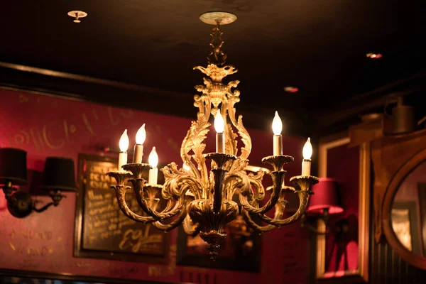 Closeup Shot Lit Yellow Chandelier Hung Red Room — Stock Photo, Image