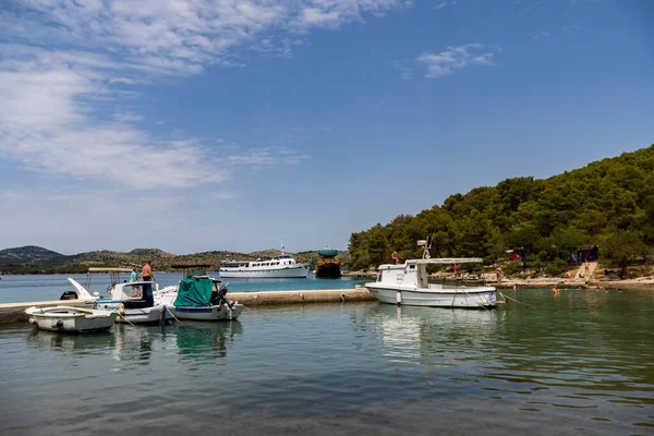 Dlugi Otok Croatia Jul 2021 Gyönyörű Kilátás Parkoló Hajók Partjainál — Stock Fotó