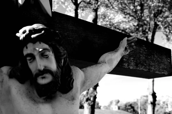 Een Grijswaarden Opname Van Kruisiging Van Jezus Beeldhouwkunst — Stockfoto