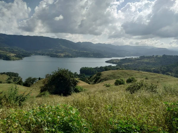 Lake Surrounded Hills Greenery Sunlight Cloudy Sky — Stock Photo, Image