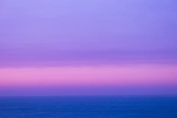 Sakin Denizin Üzerinde Güzel Pembe Mor Bir Günbatımı Gökyüzü — Stok fotoğraf