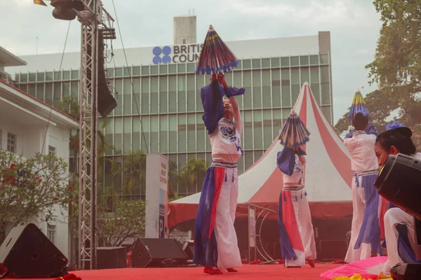 Знімальна Група Малайзійських Танців Виконавців Сцені Культурному Фестивалі — стокове фото