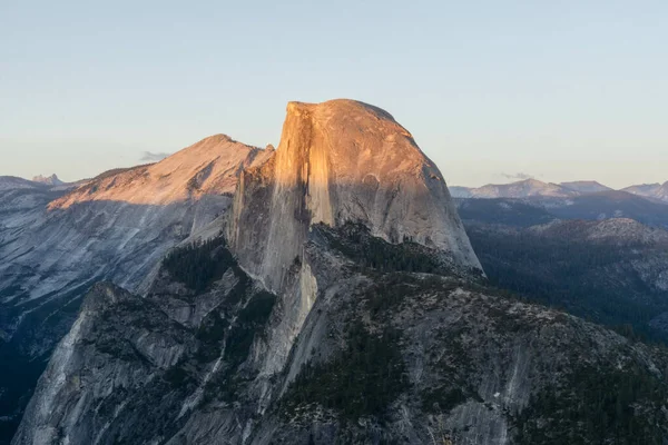 Uma Paisagem Meia Cúpula Sob Luz Sol Parque Nacional Yosemite — Fotografia de Stock