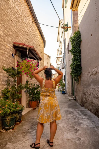 Sibenik Croazia Lug 2021 Scatto Verticale Una Donna Piedi Una — Foto Stock