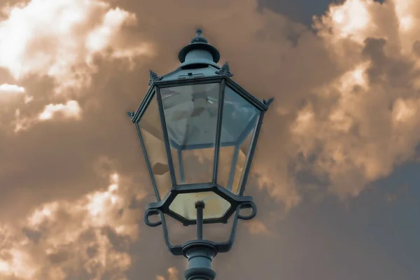 Detailní Záběr Pouliční Lampy Pozadí Oblohy Během Západu Slunce — Stock fotografie