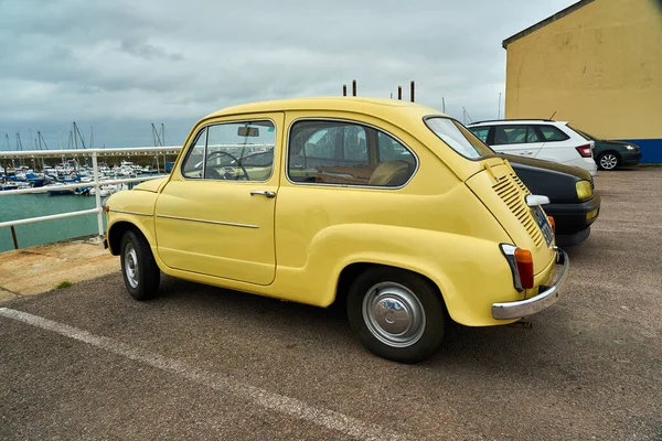 Ramsgate Reino Unido Jul 2021 Coche Seat Amarillo Vintage Aparcamiento — Foto de Stock