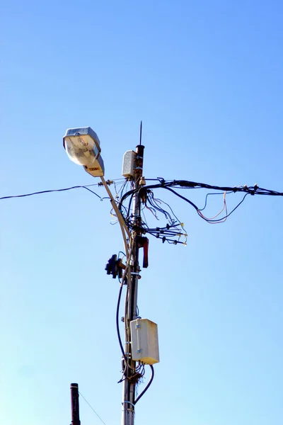 Vertikální Záběr Vysokého Pouličního Osvětlení Elektrickými Kabely Pod Jasně Modrou — Stock fotografie