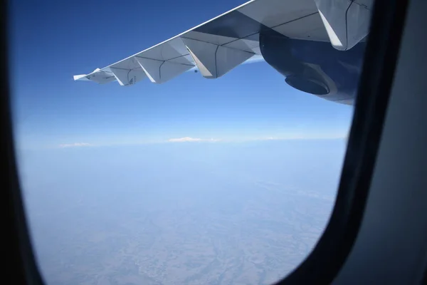 Ένα Κοντινό Πλάνο Ενός Αεροπλάνου Πάνω Έναν Γαλάζιο Ουρανό Όπως — Φωτογραφία Αρχείου
