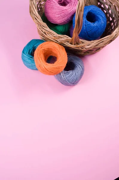 Uma Pilha Bolas Têxteis Coloridas Uma Cesta Vime Fundo Rosa — Fotografia de Stock
