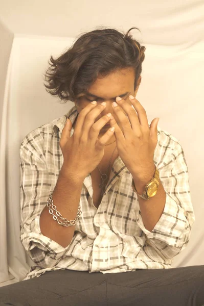 Ένας Θλιμμένος Ινδιάνος Κλείνει Μάτια Του Χέρια Του — Φωτογραφία Αρχείου