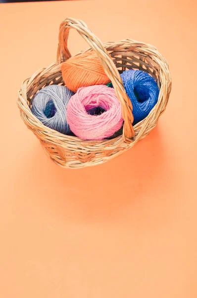 Hromada Barevných Textilních Kuliček Vlny Proutěném Koši Oranžovém Pozadí Kopírovacím — Stock fotografie