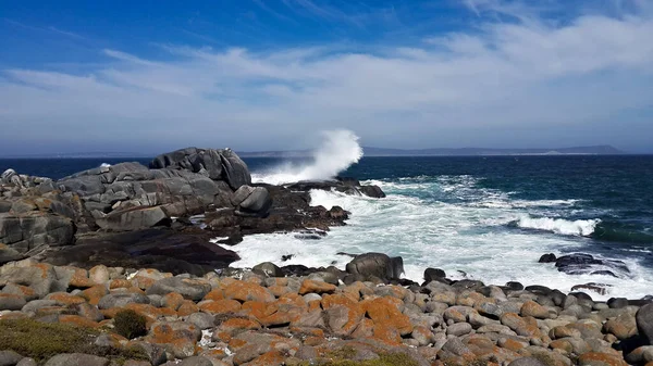 Una Bella Giornata Estiva Spiaggia Con Una Grande Onda Che — Foto Stock