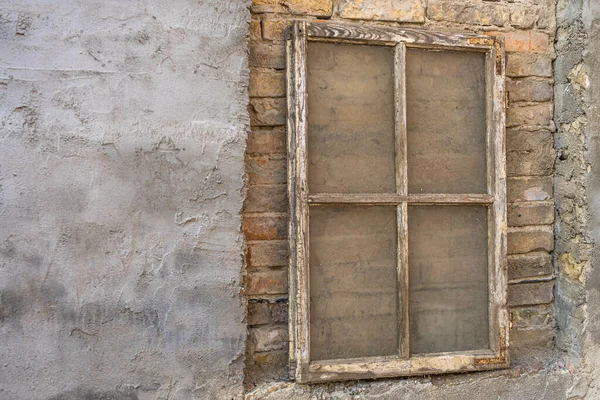 Primo Piano Una Finestra Marrone Arrugginito Una Vecchia Parete Beige — Foto Stock