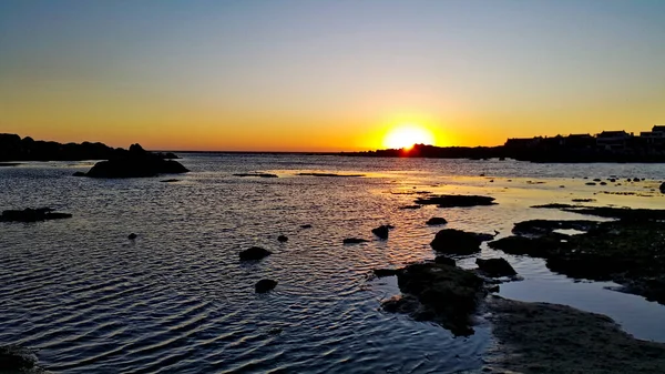 Beau Coucher Soleil Sur Horizon Océan Clair Avec Petites Vagues — Photo