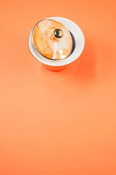 Una Vista Superior Una Taza Cubierta Naranja Sobre Fondo Anaranjado — Foto de Stock