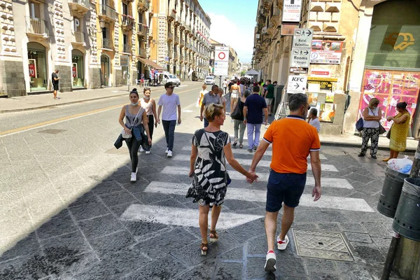 Catânia Itália Julho 2021 Tiro Casal Mãos Dadas Caminhando Rua — Fotografia de Stock