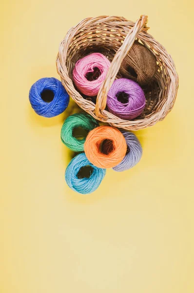 Een Stapel Van Kleurrijke Textiel Ballen Van Wol Een Rieten — Stockfoto