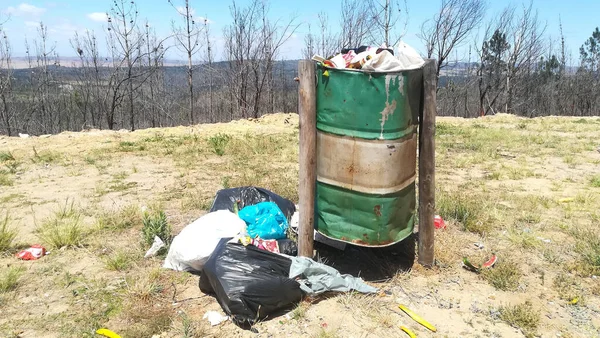 Primer Plano Una Papelera Metal Oxidado Rebosante Basura Con Bolsas — Foto de Stock