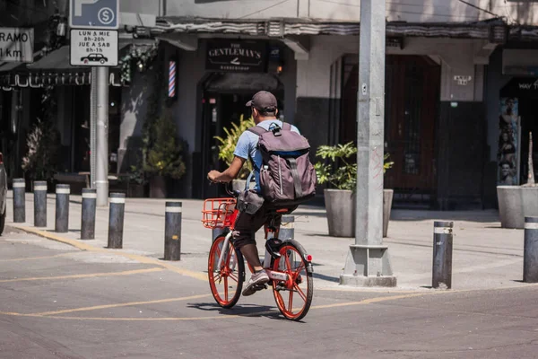Ciudad México México Marzo 2020 Tipo Sacando Una Bicicleta Naranja — Foto de Stock