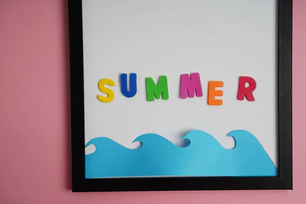 Μια Λέξη Καλοκαίρι Γραμμένο Έγχρωμα Αλφάβητα Ένα Πλαίσιο Ροζ Φόντο — Φωτογραφία Αρχείου
