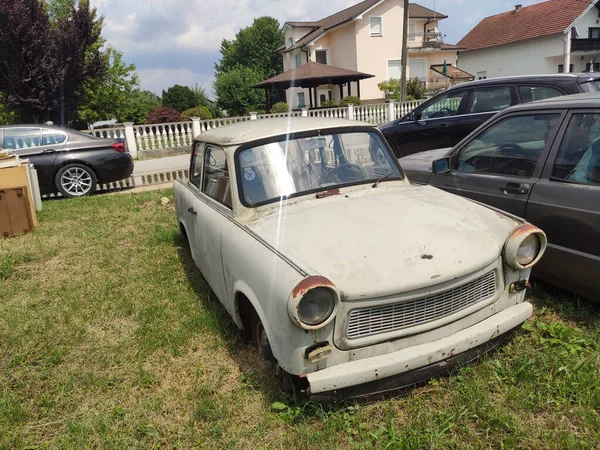 Old Rusty Vintage Car Parked Garden Surrounded Modern Cars Sunlight — Stock Photo, Image