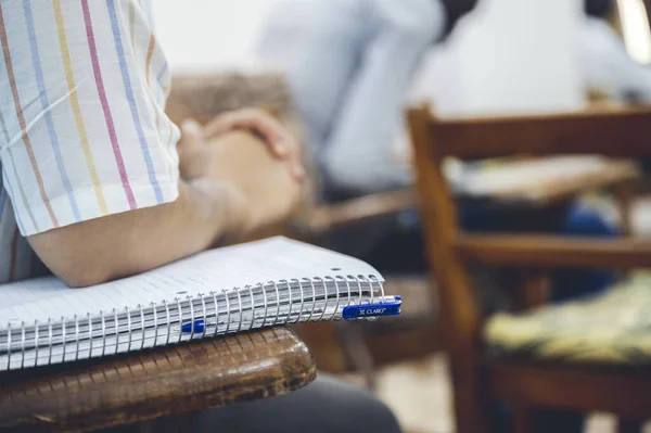 Primo Piano Una Persona Appoggiata Copybook Con Una Penna Uno — Foto Stock