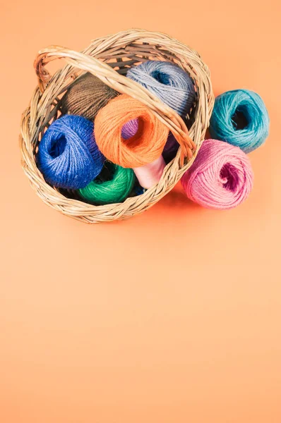 Stos Kolorowych Tekstylnych Kulek Wełny Wiklinowym Koszu Pomarańczowym Tle Przestrzenią — Zdjęcie stockowe
