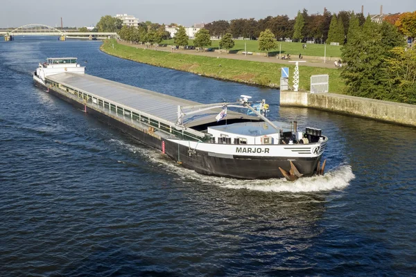 Maastricht Netherlands Oct 2015 Boat Crossing River Maastricht Limburg Netherlands — Stock Photo, Image