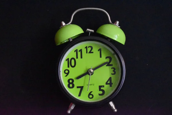 Closeup Green Alarm Clock Dark Blurry Background — Stock Photo, Image