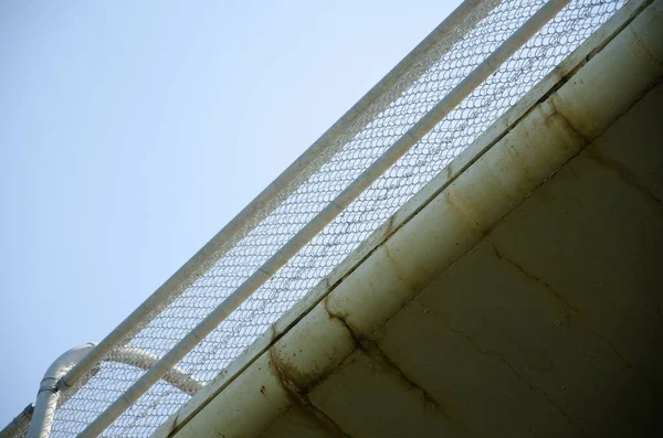 Nízký Úhel Uzavření Zrezivělého Kovového Mostu Pod Modrou Oblohou Tenkým — Stock fotografie