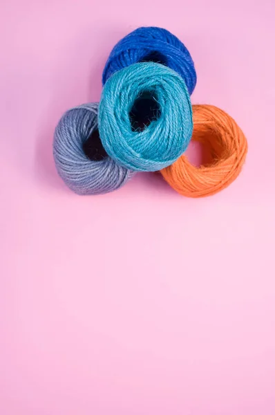 粉色背景上带有复制空间的柔软多彩的羊毛毛球特写 — 图库照片