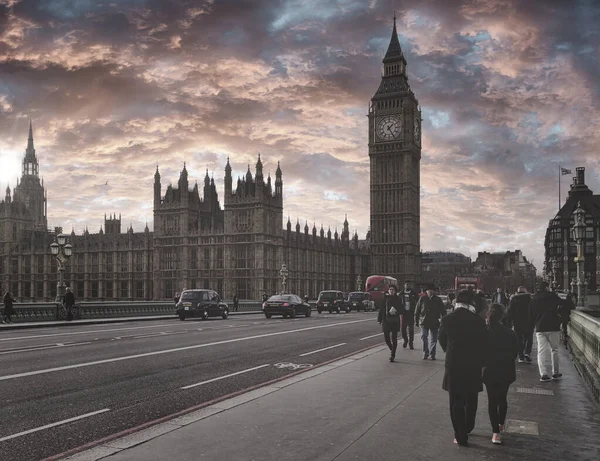 London United Kingdom Dec 2015 Closeup Shot People Walk Big — стокове фото