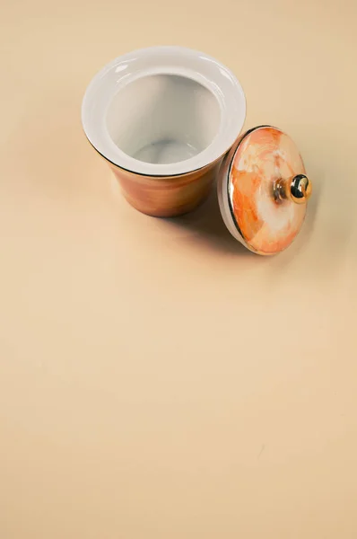 Крупним Планом Апельсинова Порожня Чашка Поруч Обкладинкою Помаранчевому Ізольованому Фоні — стокове фото