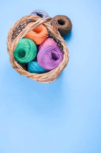 Een Stapel Kleurrijke Textielballen Van Wol Een Rieten Mandje Blauwe — Stockfoto