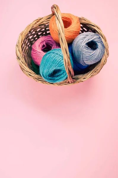 Ein Haufen Bunter Textilknäuel Aus Wolle Einem Weidenkorb Auf Rosa — Stockfoto