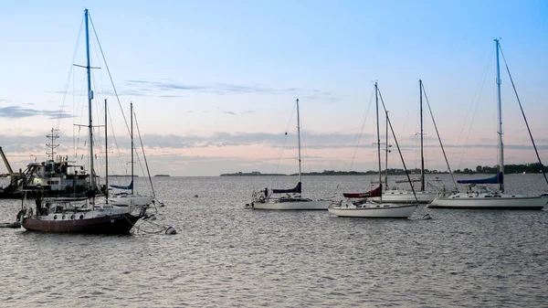 Hermoso Paisaje Las Velas Del Barco Sin Vela Mar Reflectante —  Fotos de Stock