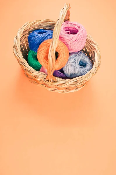Hromada Barevných Textilních Kuliček Vlny Proutěném Koši Oranžovém Pozadí Kopírovacím — Stock fotografie