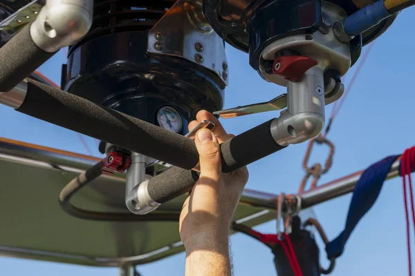 Közelkép Egy Személyről Aki Hőlégballon Égőt Javít Napfény Kék Alatt — Stock Fotó