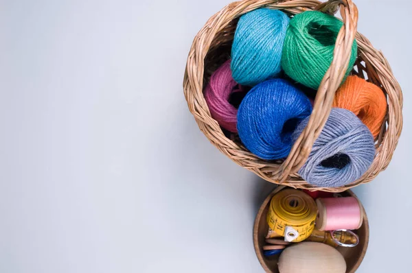 Uma Pilha Bolas Têxteis Coloridas Uma Cesta Vime Fundo Azul — Fotografia de Stock